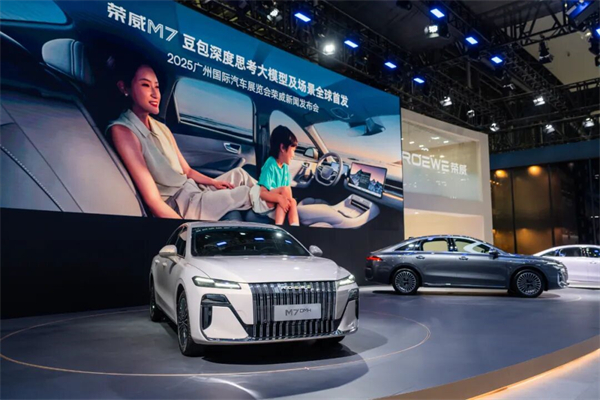 破晓之声：上汽新年贺词中的改革新象与时代回响